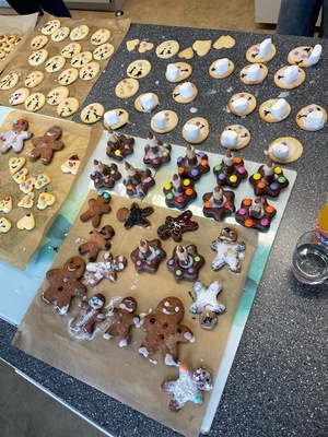 Viele verzierte Weihnachtsplätzchen liegen auf dem Tisch