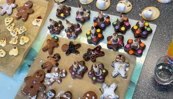 Viele verzierte Weihnachtsplätzchen liegen auf dem Tisch