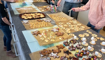 Ein paar Kinder verzieren Weihnachtsplätzchen